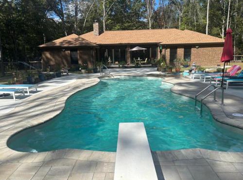 Quiet Forest Vacation home on a Private Road with Spacious Patios, Fire pit, Pet friendly and a Private pool in Tullahoma
