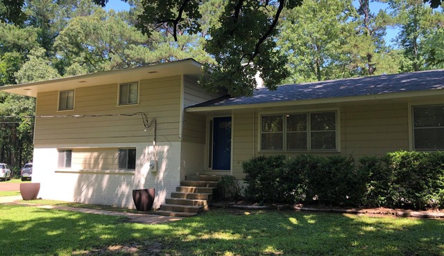 Quiet Home less than a mile from Vaught Hemingway