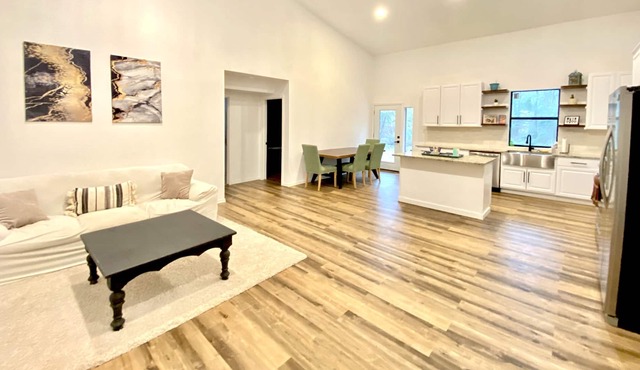 Quiet home near private lake/minutes from shopping/restaurants