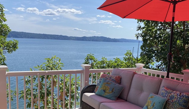 Quiet Waterfront Oasis with private beach in Brinnon