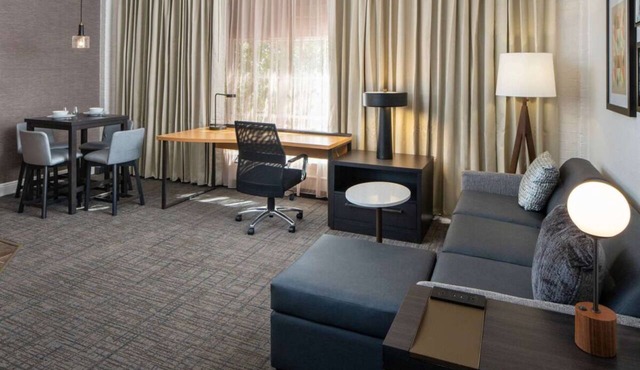 Rare Find! Stylish and Pet-friendly 2BR Suite, Private Kitchen, Free Breakfast!