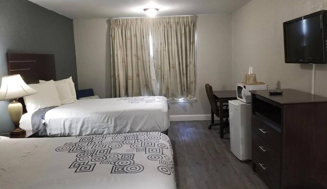 Recharge in a Welcoming Room While Exploring Downtown Houston & Nearby Sights
