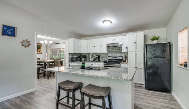 Relax with the whole family in our cozy and peaceful TLC -Tranquil Lake Cove.