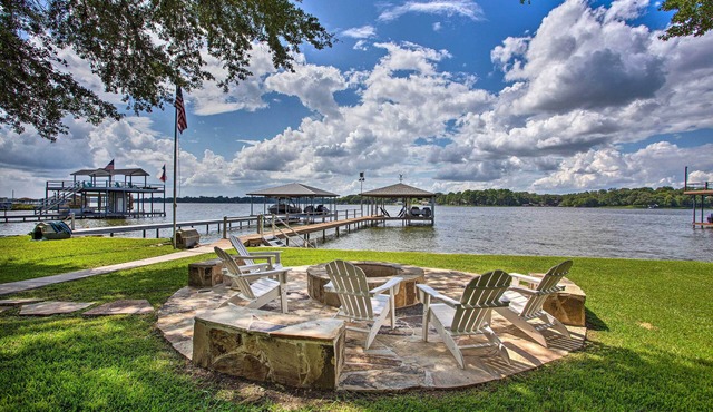 Remodeled Cedar Creek Lake Retreat w/Fire Pit!