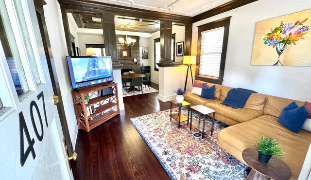 Remodeled historic 2/1 in the greater Heights. 27" Monitor/desk, and fenced.