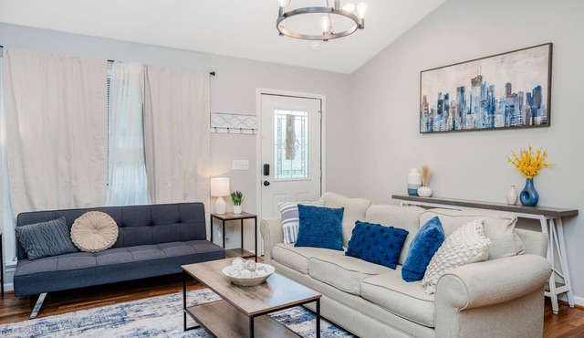 Renovated Family Home, Fenced Yard- 2King Beds-bunk room
