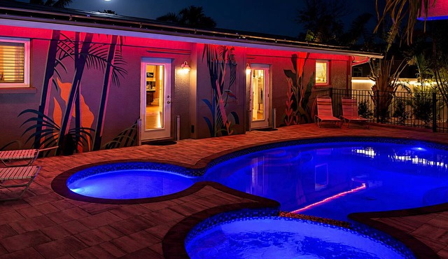 Resort-Style Ground Floor 3BR Pelican Suite, Heated Pool/Spa, Lakefront in Anna Maria