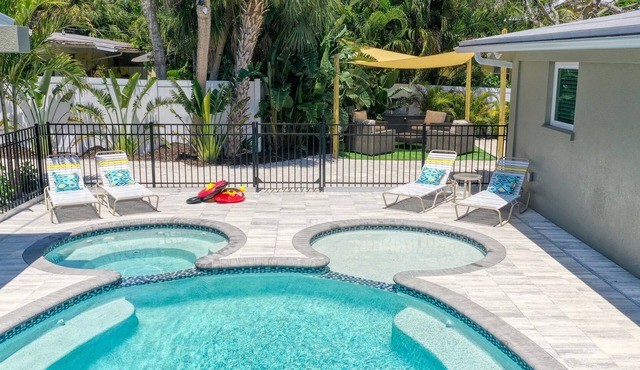 Resort-Style Ground Floor 2BR Manatee Suite, Heated Pool/Spa, Lakefront in Anna Maria