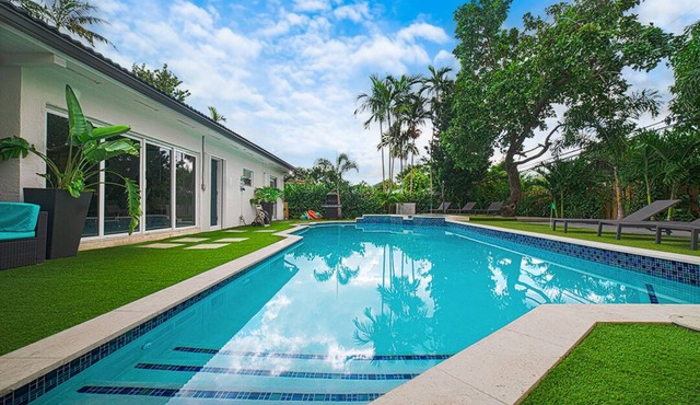 Retreat Near MIA Heated Pool BBQ & Playground