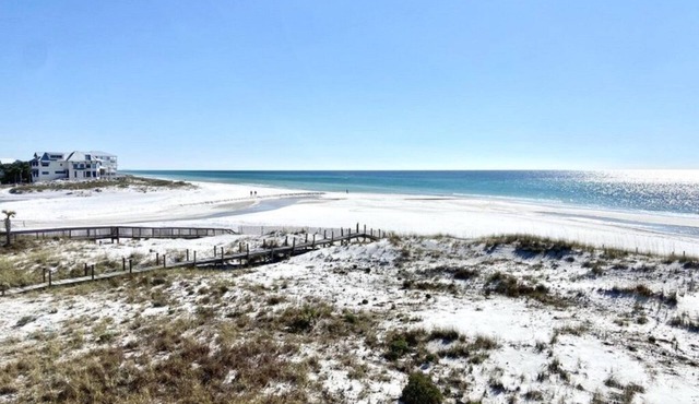 Right on the Beach - Pool - 1BR 1BA - King & Bunks