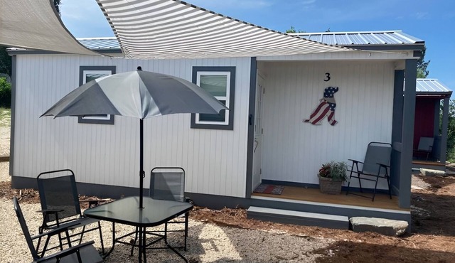 Riverside Cabin in Bend, Tx. 5 Minutes From Colorado Bend State Park in Bend