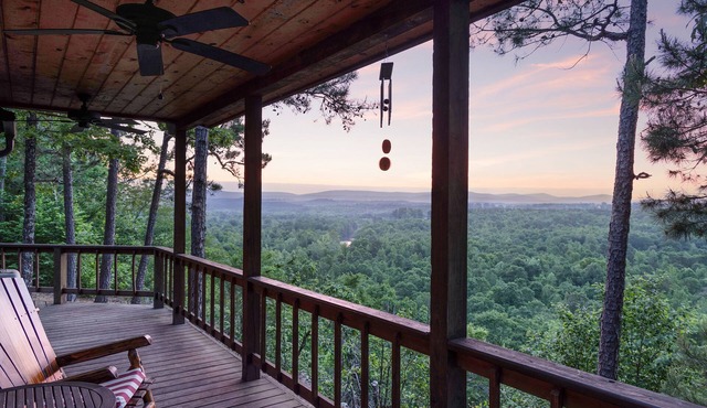 Romantic Couples Cabin! Enjoy breathtaking sunrise views and quiet seclusion.