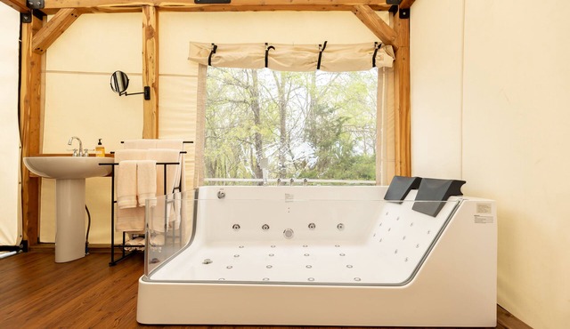Romantic Glamping for Two complete with Two Person Jacuzzi and Outdoor Shower