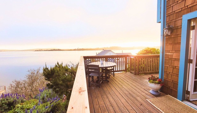 Romantic Waterfront/Fire Pit/Hot Tub/Mins. to Beaches & Restaurants/Pet Friendly in Bodega Bay
