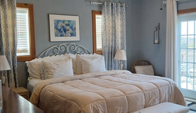 Room w/King and Twin bed. Quiet,private,beautiful clean.Perfect for fishermen