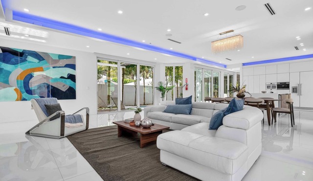 Rove Travel | Villa Solara | With Pool & Balcony in Fort Lauderdale
