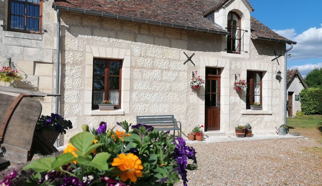 Rustic 2 bed self-catering cottage with heated pool & panoramic views. in Le Petit-Pressigny