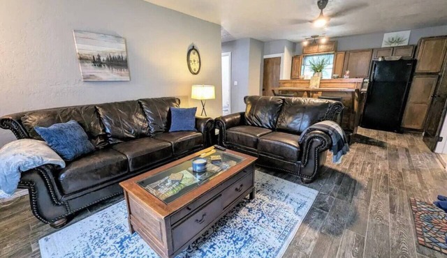 Rustic Bungalow - Rugged with a Touch of Class in Sulphur