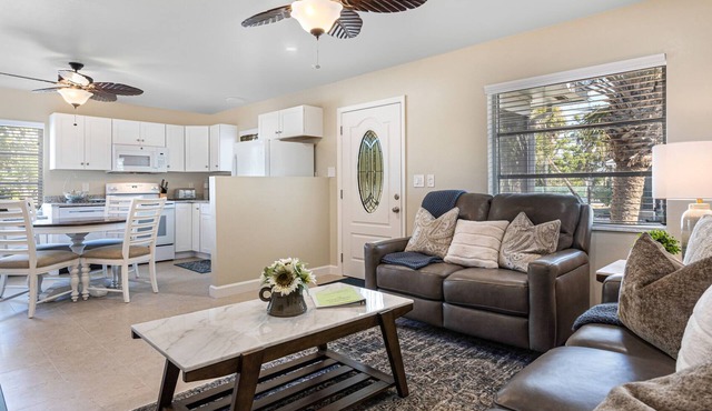 Sanibel Shores A2 Beautiful 2 bedroom Cottage short walk to the beach