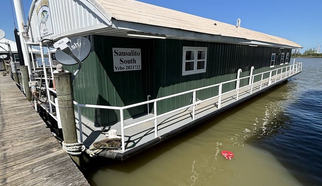 Sausalito South- Spacious, Comfortable, and Clean Houseboat