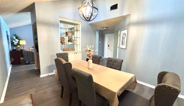 Scarlet Oak Home: Charming 3-bedroom house in Farmers Branch