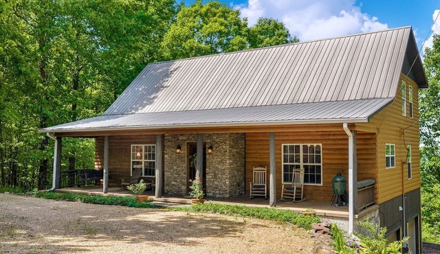 Secluded Cabin with Firepit, Swing Bed & Views Retreat in Fort Payne, Alabama