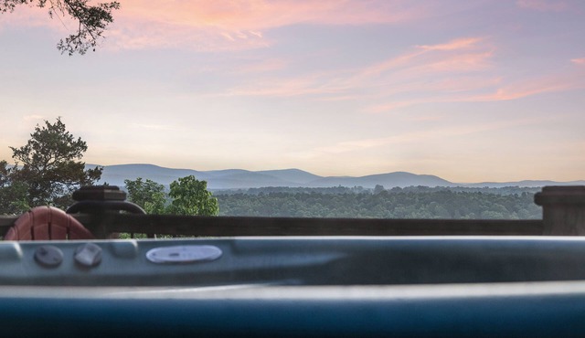 Secluded, luxurious cabin perched above Eagle Fork Creek with sunrise views.