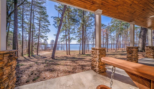 Selah Lodge! Gorgeous Lakefront lodge on 170 Acres with 6 Bedrooms