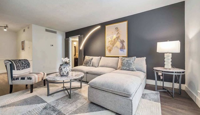 Serena Luxe | Walk to Galleria | Holiday-Ready in Houston