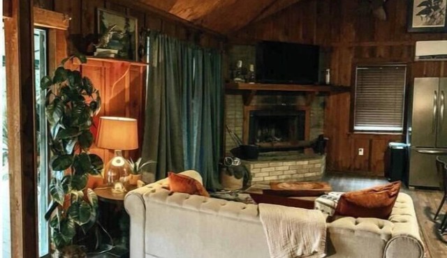 Sissy’s Cabin on Sunset Dr.