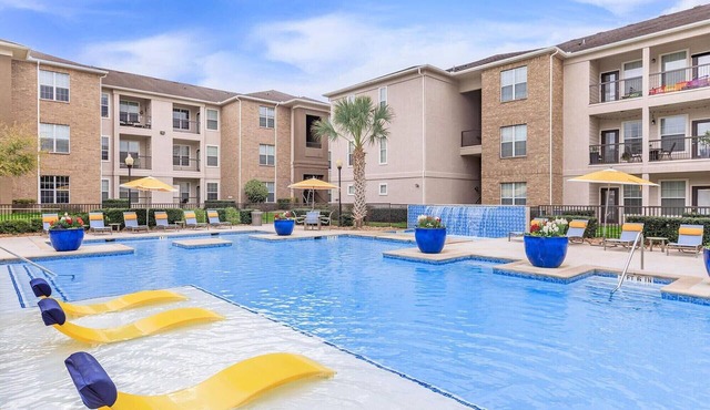 Sleek 1BR Near Woodlands Parking, Pool & Gym in Magnolia