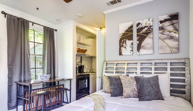 Sleek Couple’s Studio in Clarksdale!