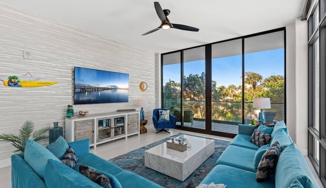 Sleek & Stylish Beachfront Condo W/Resort‑Style Pool, Cabanas, Private Beach Access 🌊