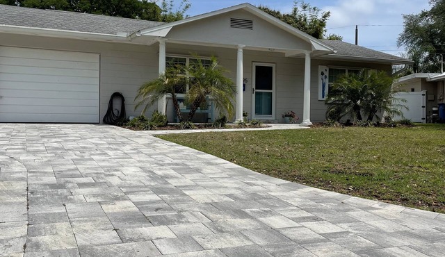Small but cute, close to beach's and downtown.