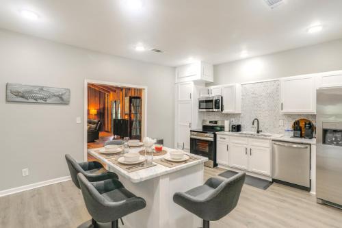 Smart TV + Spacious Yard: Peaceful Pope Retreat