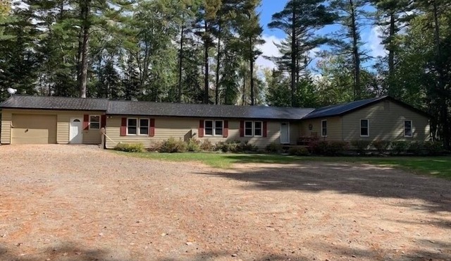 Snowmobile Access & Close to Oak Mt. SPACIOUS 5 Bedroom for large family/groups. in Speculator