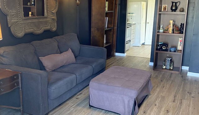 South Lake Charles Guest Cottage - Country Setting, Rustic Ambience