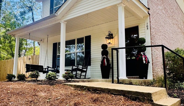 Southern Comfort 1/2 Mile to Square – Perfect for Game Days & Getaways