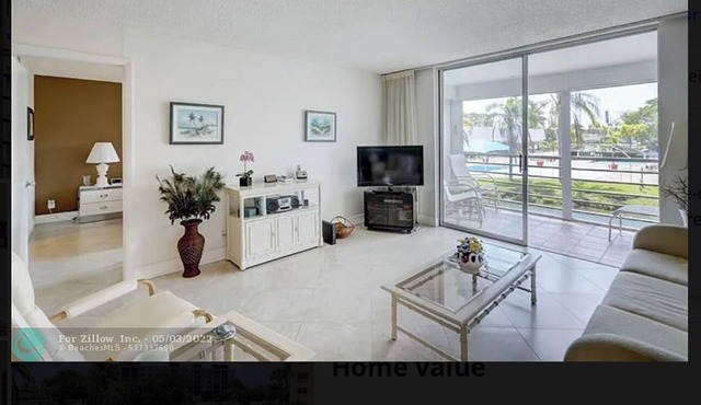 Spacious 1 bedroom,1.5 bathroom in the heart of Dania Beach,Florida.Furnished. in Dania Beach