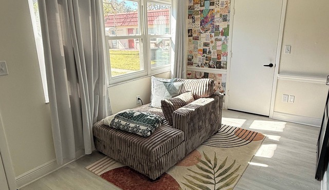 Spacious 2 BR + Sunroom - Near Beaches and Downtown