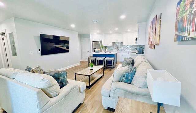 Spacious 3 bedroom Condo 15 Minutes to Downtown