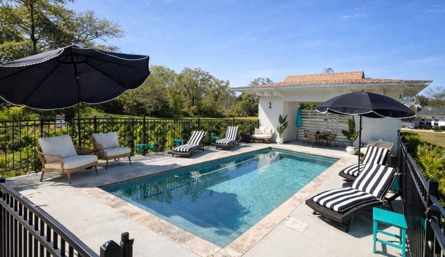 Spacious 3BR Retreat - Pool - Sleeps 7 - Pets Welcome w Fee