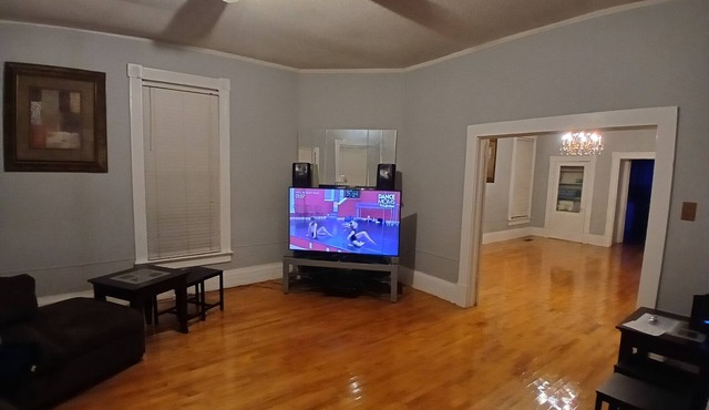 Spacious 4 bedroom house in charming Birmingham with AC, WiFi
