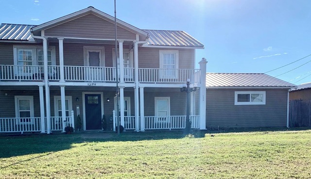 Spacious 4-bedroom house in Corsicana with beautiful country views.