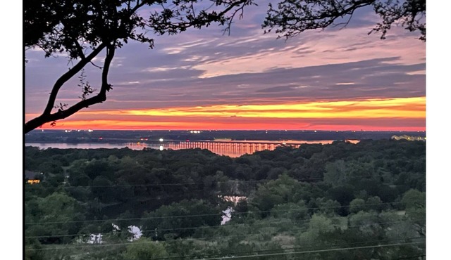 Spacious 4-bedroom house with an awesome view: Sunsets, Lake, Lightning Storms