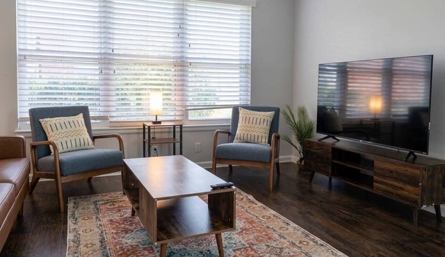 Spacious 4BR Home 2 Kitchens Sleeps 8