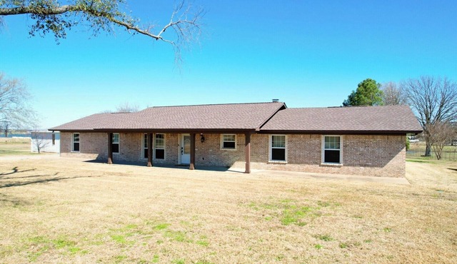 Spacious 5-bedroom country house in beautiful Alba with AC on lake Fork