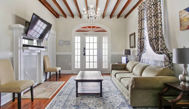 Spacious 5BR Urban Oasis | Porch, Courtyard, Free Parking | Near French Quarter