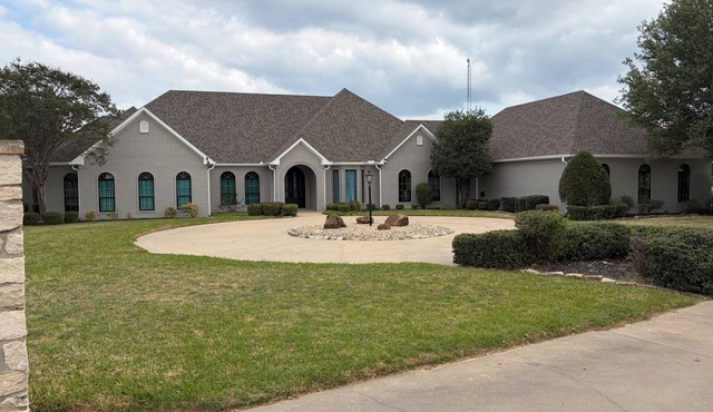 Spacious 6-bedroom house on lake with extra large kitchen and great swimming.