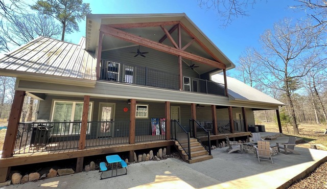 Spacious Cabin on Little Mo River! Game Room! Relax & Have Fun! 4 Bed, 4.5 Bath